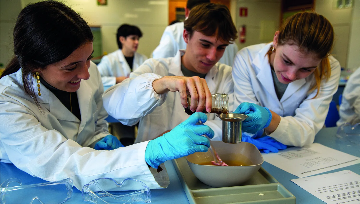 Alumnado de Bachillerato trabajando en el laboratorio