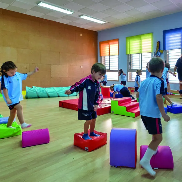 Alumnado de Infantil en una actividad de psicomotricidad