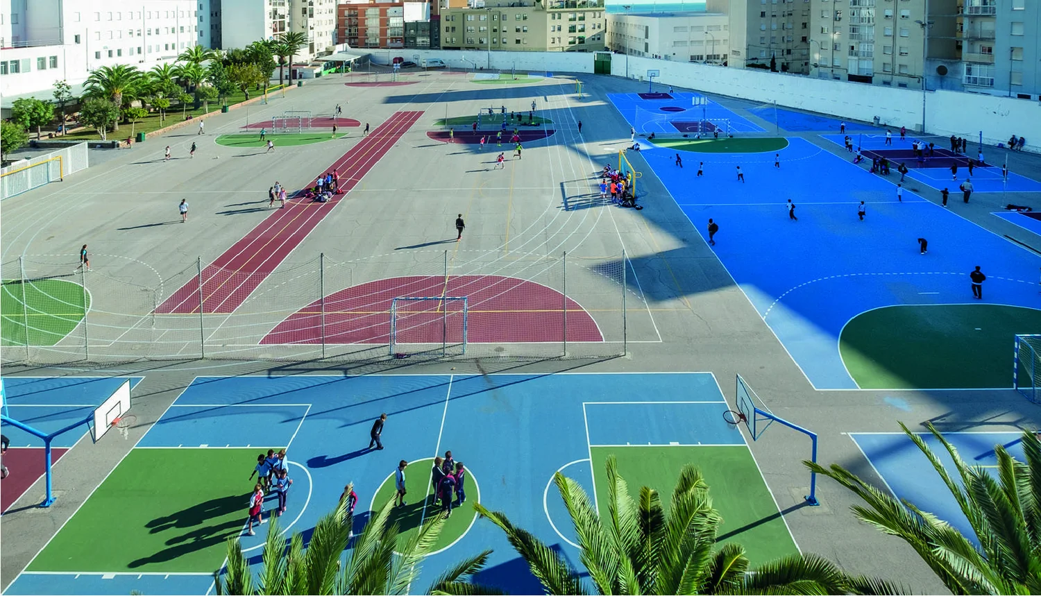 Patios e instalaciones deportivas del colegio